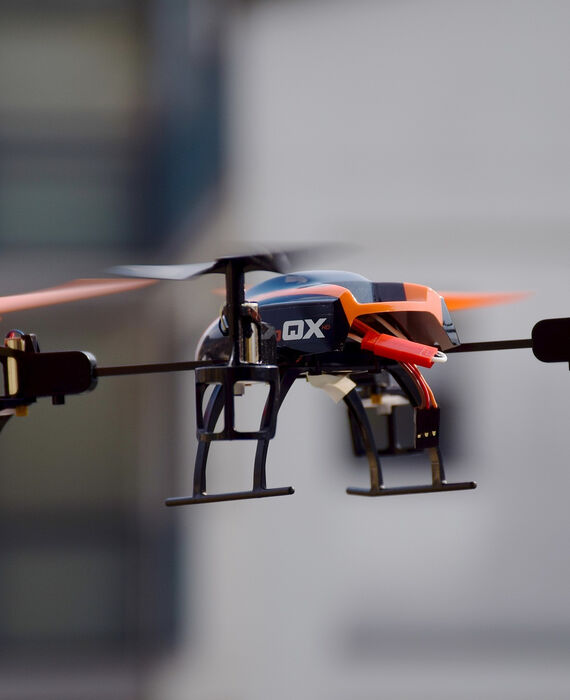 drone-674238_1920